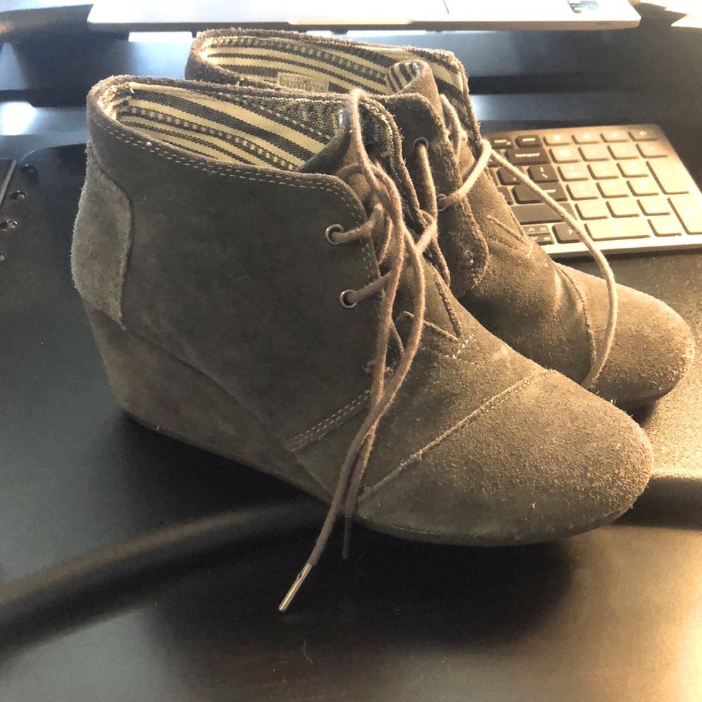 TOMS wedges in like new condition